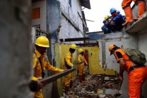 Pasukan pelangi saat menghancurkan bangunan rumah warga untuk program bedah rumah di Jalan Cilincing Lama, Cilincing, Jakarta Utara